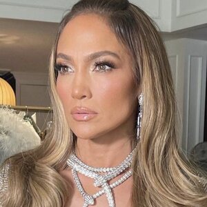 Jennifer Lopez Glitters In Plunging Gucci Gown At Grammys - ZergNet