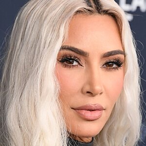 Kim Kardashian Bares Her Abs In Gorgeous Pink At Skims Pop Up