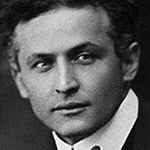 12 Historical Figures Who Died Strangely