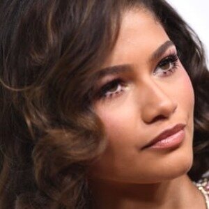 Zendaya Absolutely Bloomed In Pink Walking SAG Red Carpet