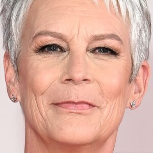 Curtis Gets Emotional In Gorgeous Gown On Oscars Red Carpet