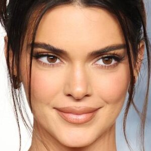 Kendall Jenner Stuns In Gold Gown At Vanity Fair Oscars Party - ZergNet