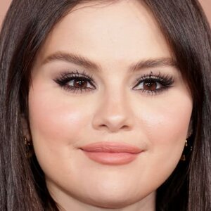 Selena Gomez's No-Makeup Selfie Is Taking The Internet By Storm - ZergNet