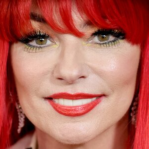 Shania Twain Dominates The Cmt Awards Red Carpet In Red & Black