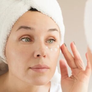 This Skin Sealing Technique Is The Ultimate Under-Eye Hydration