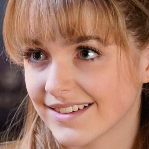 Paige From Young Sheldon Looks So Familiar & It's Clear Now Why