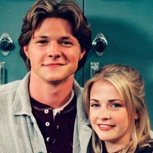 '90s Teen Heartthrob Unrecognizable As He Reunites With Co-Stars