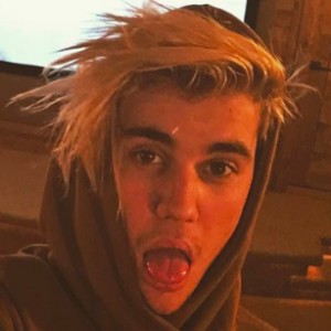 Justin Bieber Caught Drinking at a Gay Bar - ZergNet